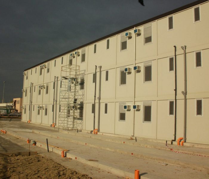 Palazzina di alloggi prefabbricati su tre piani