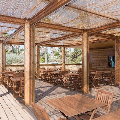 Struttura prefabbricata rivestita in legno per stabilimento balneare, con tavoli