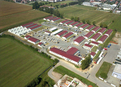 Vista aerea di un campo di lavoro prefabbricato