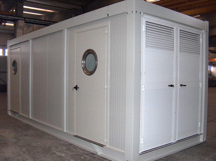 Cabinato tecnico con porta a oblò e griglie di aerazione