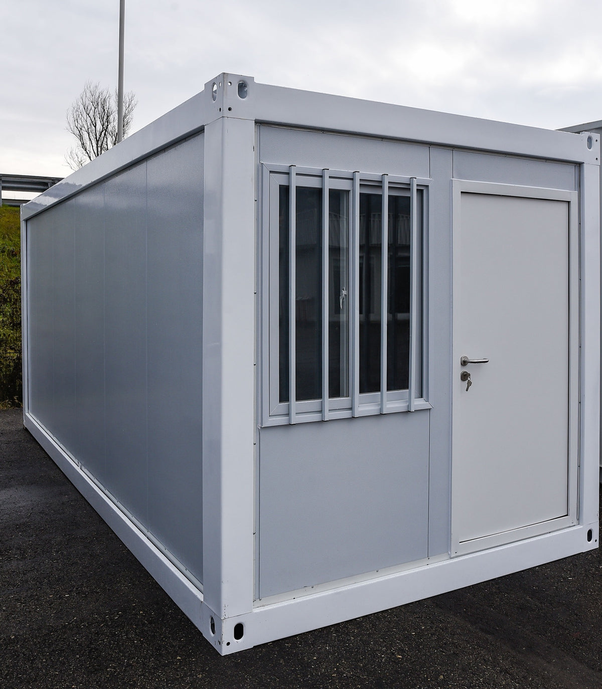 Monoblocco prefabbricato 5,80 x 2,45 m con finestra con grata e porta