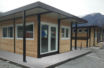 Spogliatoio prefabbricato rivestito in listoni di larice con pensilina