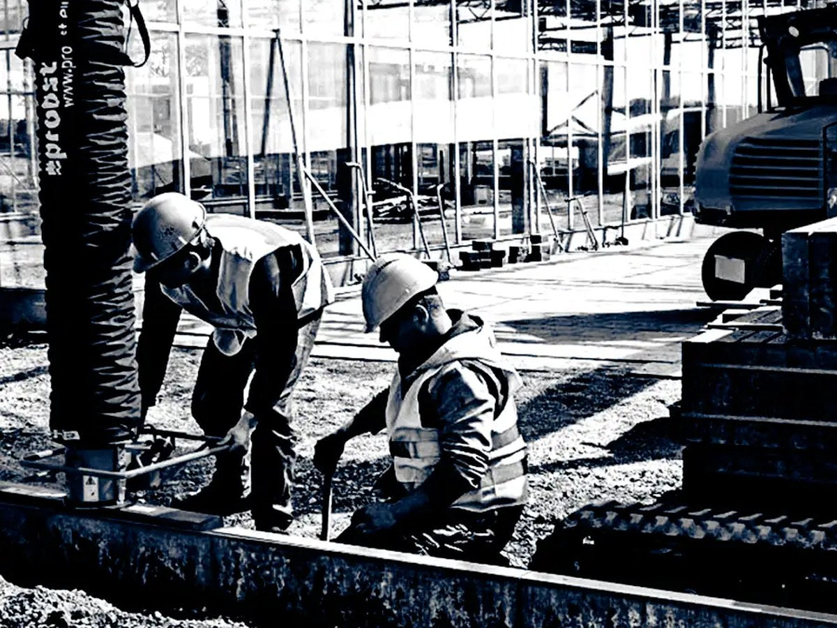 Operai al lavoro sulla posa in cantiere
