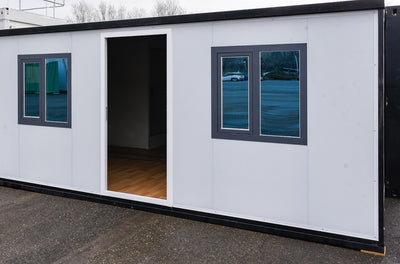 Modulo prefabbricato espandibile da 28 m² con porta aperta