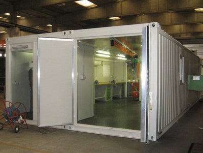 Officina containerizzata con pareti apribili e banchi da lavoro
