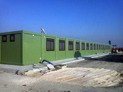 Uffici prefabbricati modulari in fila con finestre e avvolgibili